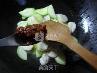 牛肉酱墨鱼丸炒西葫芦的做法步骤：6