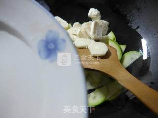 牛肉酱墨鱼丸炒西葫芦的做法步骤：4