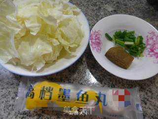 咖喱墨鱼丸圆白菜的做法步骤：1