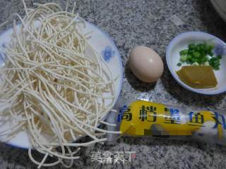 煎鸡蛋墨鱼丸咖喱汤面的做法步骤：1