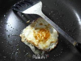 煎鸡蛋墨鱼丸咖喱汤面的做法步骤：2