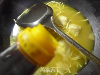 煎鸡蛋墨鱼丸咖喱汤面的做法步骤：5