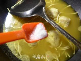 煎鸡蛋墨鱼丸咖喱汤面的做法步骤：7