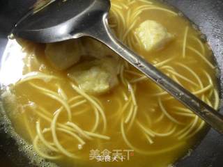 煎鸡蛋墨鱼丸咖喱汤面的做法步骤：8