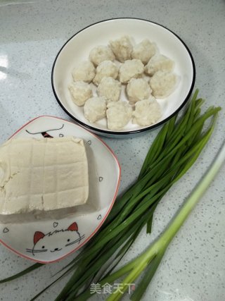 墨鱼丸炖豆腐的做法步骤：1
