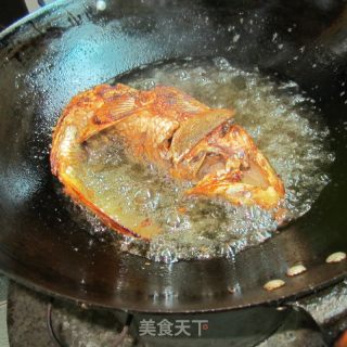 木耳芹菜丝烧全鱼的做法步骤：5