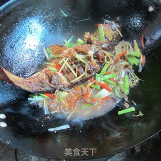 木耳芹菜丝烧全鱼的做法步骤：9