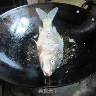 大蒜芹菜烧全鱼的做法步骤：5