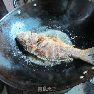 大蒜芹菜烧全鱼的做法步骤：6