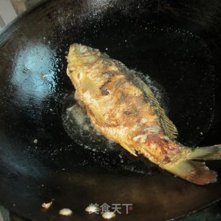 大蒜芹菜烧全鱼的做法步骤：7