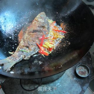 大蒜芹菜烧全鱼的做法步骤：8