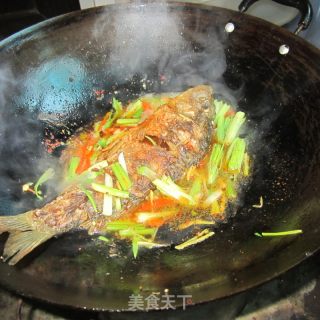 大蒜芹菜烧全鱼的做法步骤：11