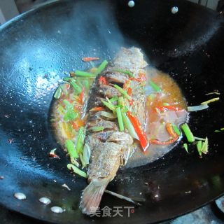 大蒜芹菜烧全鱼的做法步骤：12