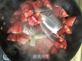 白豆腐配西红柿搭条鱼的做法步骤：2