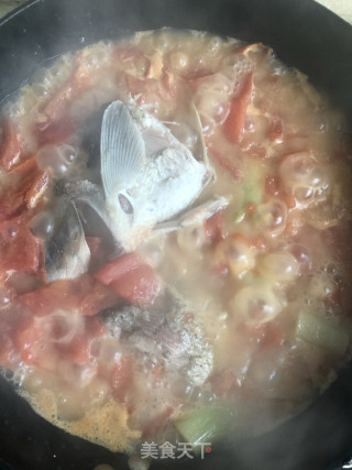 白豆腐配西红柿搭条鱼的做法步骤：3