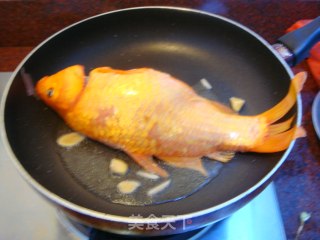 剁椒红烧鲤鱼的做法步骤：2
