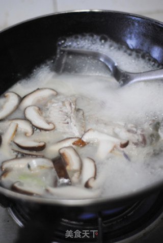 蛤蜊香菇鱼丸汤——鲜美之极的做法步骤：9