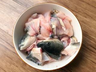 家常酸菜鱼的做法步骤：1
