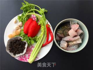 泡椒豆豉干烧鱼的做法步骤：1