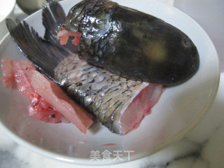 铁锅不粘的秘诀：铁锅煎烧豆腐鱼的做法步骤：2