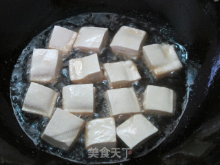 铁锅不粘的秘诀：铁锅煎烧豆腐鱼的做法步骤：16