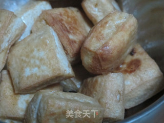 铁锅不粘的秘诀：铁锅煎烧豆腐鱼的做法步骤：17