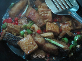 铁锅不粘的秘诀：铁锅煎烧豆腐鱼的做法步骤：22