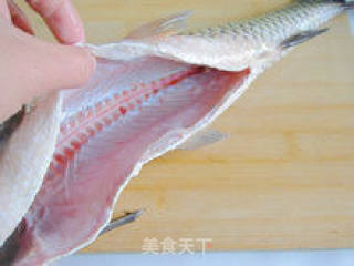 【酸汤鱼片火锅】-- 附片鱼详细过程的做法步骤：1