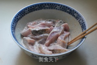 在家自制“鱼肉外酥里嫩、汤汁咸鲜适口”的江南风味【爆鱼面】的做法步骤：5