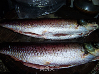 冬季养生菜---鱼肉鲜甜的美味熏鱼的做法步骤：1