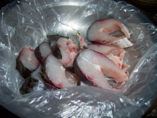 冬季养生菜---鱼肉鲜甜的美味熏鱼的做法步骤：2