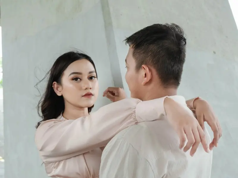 我出轨了怎么挽回老婆的心_两性关系，女人出轨，能回头吗？​十个有九个回不了头